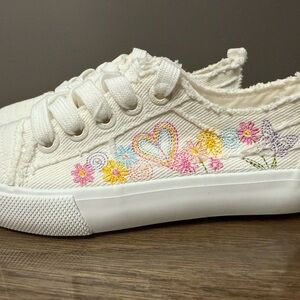 Blowfish Cream Canvas Sneakers embroidered girls size1 new no box